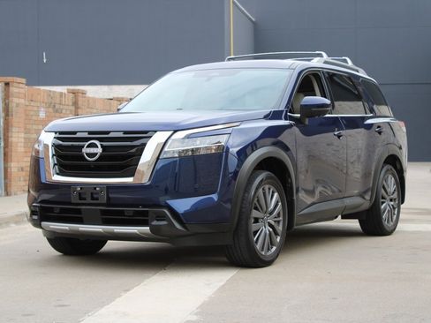 Used 2024 Nissan Pathfinder SL w/ SL Premium Package image 2