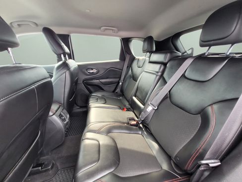 Used 2019 Jeep Cherokee Trailhawk w/ Cold Weather Group AWD/4WD image 16
