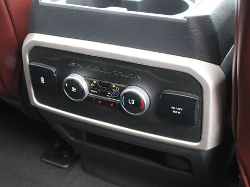 Used 2024 Ford Expedition Limited AWD/4WD image 27