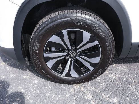 Certified 2025 Volkswagen Atlas Cross Sport SE image 16