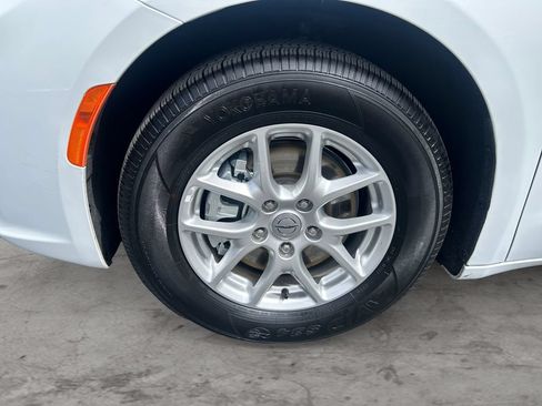 Used 2025 Chrysler Pacifica Select FWD image 9