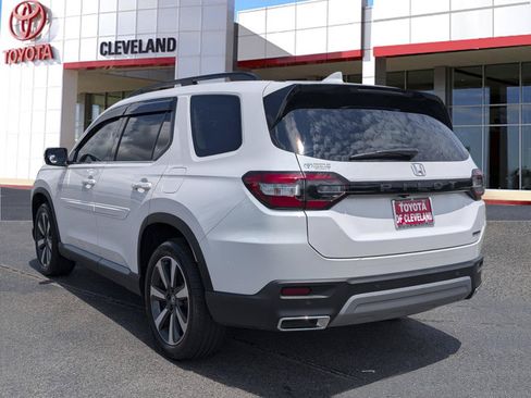 Used 2025 Honda Pilot Touring image 4