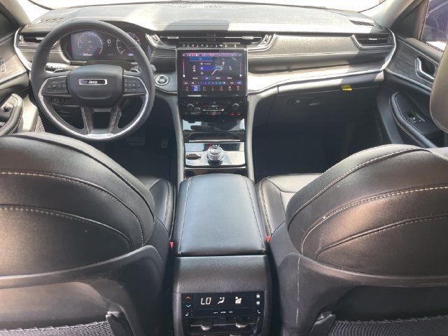 Used 2023 Jeep Grand Cherokee L Limited AWD/4WD image 9
