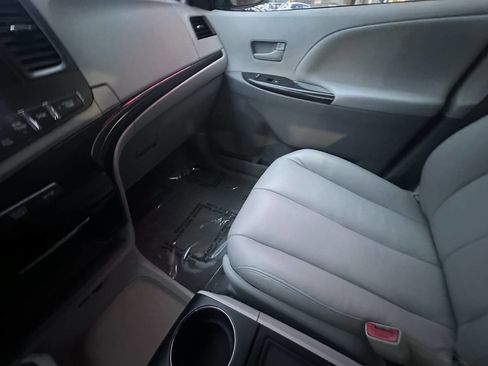Used 2013 Toyota Sienna LE image 5