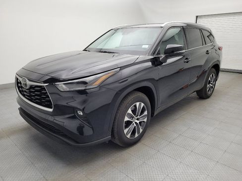 Used 2021 Toyota Highlander XLE image 2