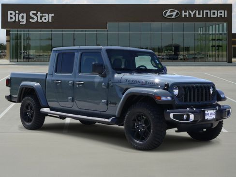 Used 2025 Jeep Gladiator Sport AWD/4WD image 6