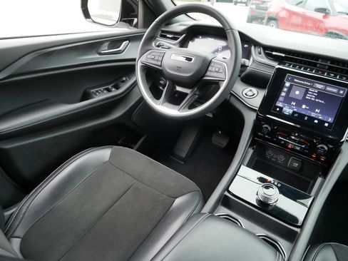 Used 2023 Jeep Grand Cherokee Altitude AWD/4WD image 9