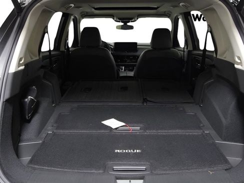 Used 2025 Nissan Rogue SL w/ Tech Package image 31