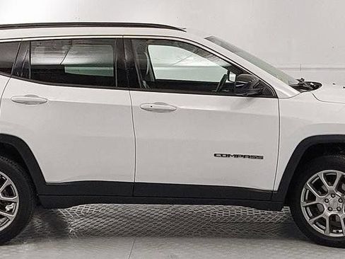 Used 2022 Jeep Compass Latitude w/ Sun and Sound Group AWD/4WD image 2