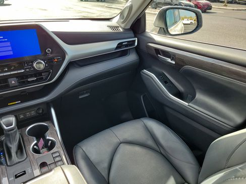 Used 2023 Toyota Highlander Platinum image 18