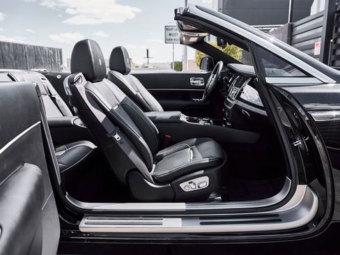 Used 2018 Rolls-Royce Dawn RWD image 24