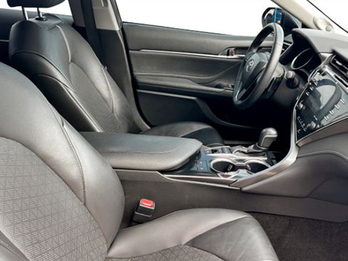 Used 2018 Toyota Camry XSE image 10