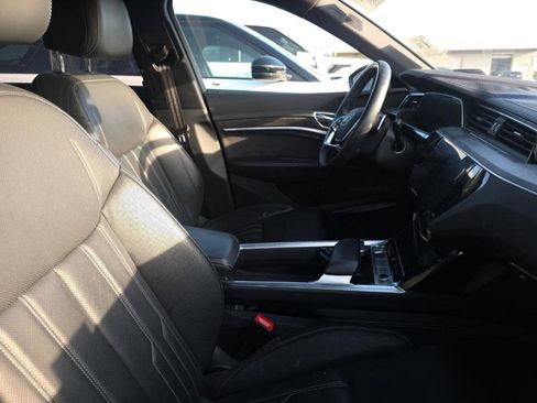 Used 2019 Audi e-tron Prestige w/ Prestige Package image 3