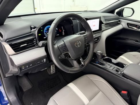 Used 2025 Toyota Camry SE w/ Convenience Package image 8