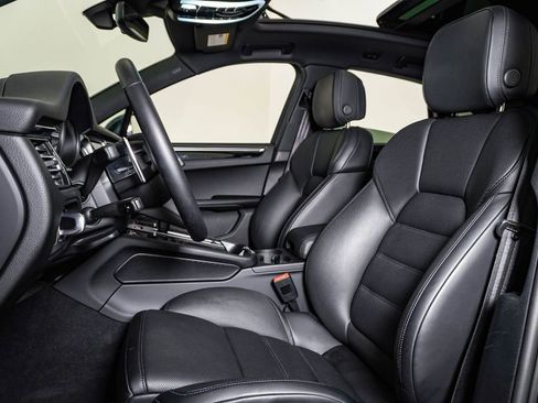 Certified 2026 Porsche Macan AWD/4WD image 5
