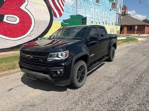 Used 2022 Chevrolet Colorado Z71 w/ Z71 Midnight Edition AWD/4WD image 2