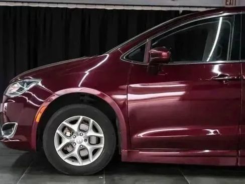 Used 2018 Chrysler Pacifica Touring Plus w/ Tire & Wheel Group FWD image 15