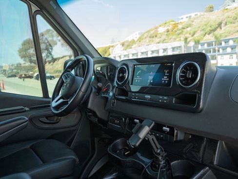 Used 2022 Mercedes-Benz Sprinter 2500 image 31