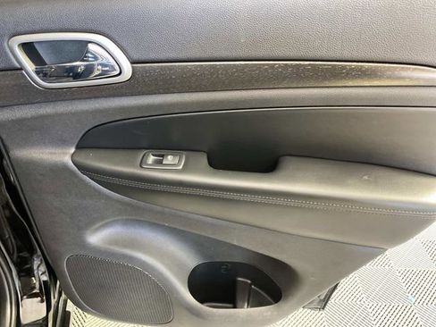Used 2018 Jeep Grand Cherokee Altitude AWD/4WD image 23