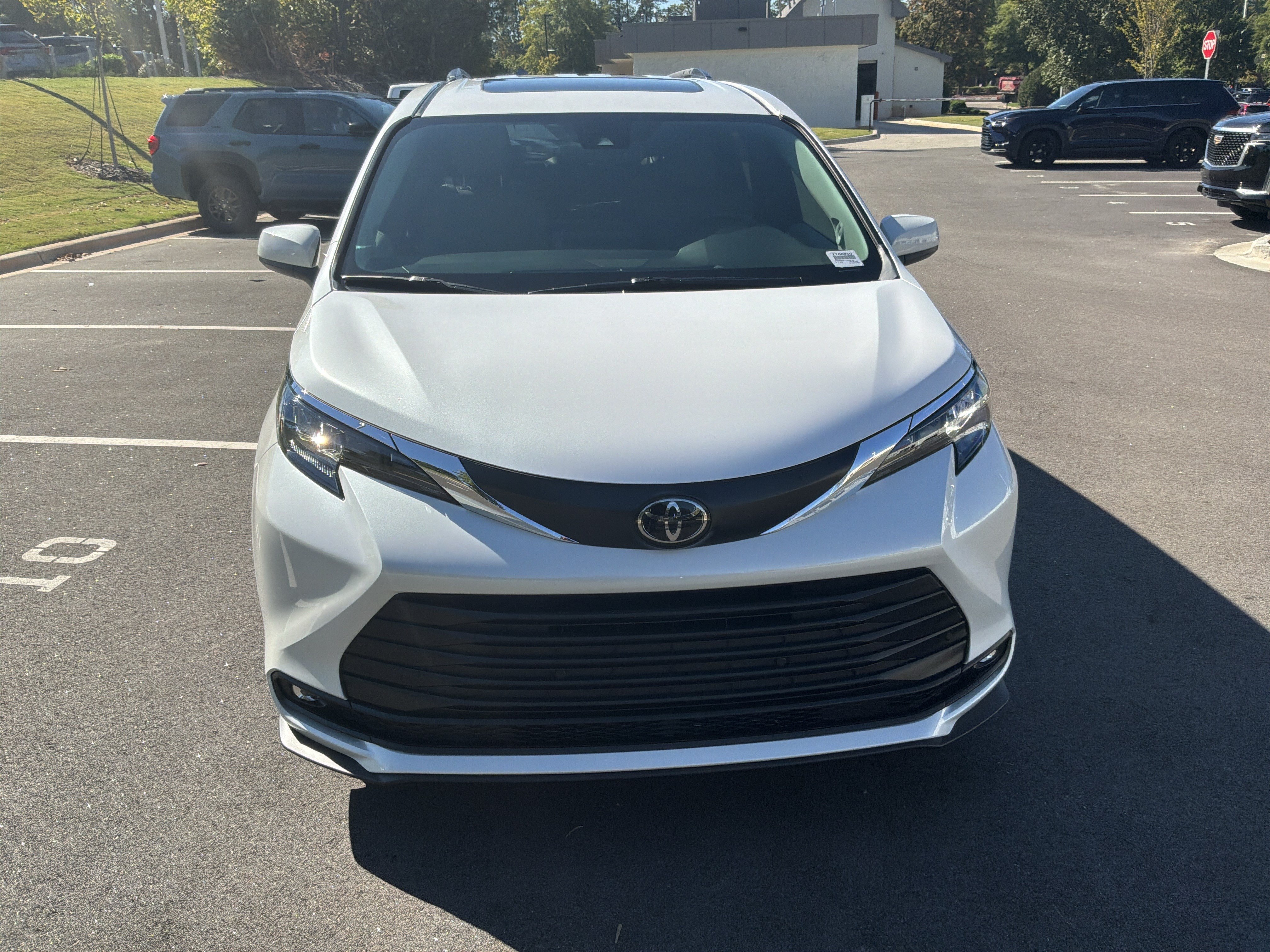 Used 2026 Toyota Sienna XLE FWD image 3
