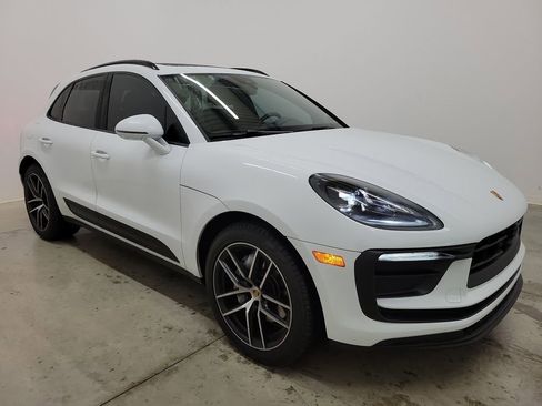 Used 2025 Porsche Macan image 4