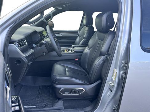 Used 2024 Jeep Wagoneer L Series II w/ Flexible Seating Group RWD image 8