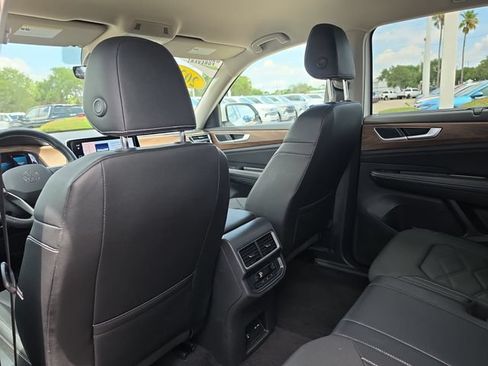 Used 2025 Volkswagen Atlas SE AWD/4WD image 12