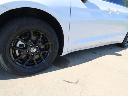 Used 2024 Chrysler Pacifica Touring-L FWD image 11