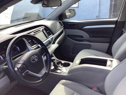 Certified 2018 Toyota Highlander Plus AWD/4WD image 2