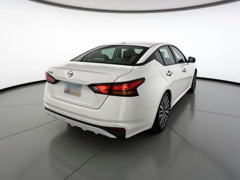 Used 2025 Nissan Altima 2.5 SV FWD image 9