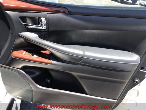 Used 2015 Lexus LX 570 4WD w/ Luxury Package image 24