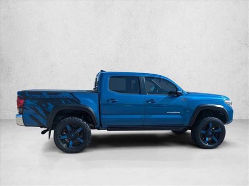 Used 2018 Toyota Tacoma TRD Off-Road image 4