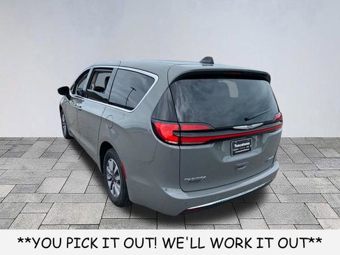 Used 2023 Chrysler Pacifica Touring-L FWD image 5