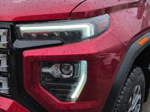 Used 2024 GMC Canyon Denali image 12