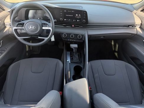 Used 2025 Hyundai Elantra SE FWD image 9