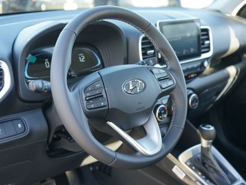 New 2025 Hyundai Venue SEL FWD image 9