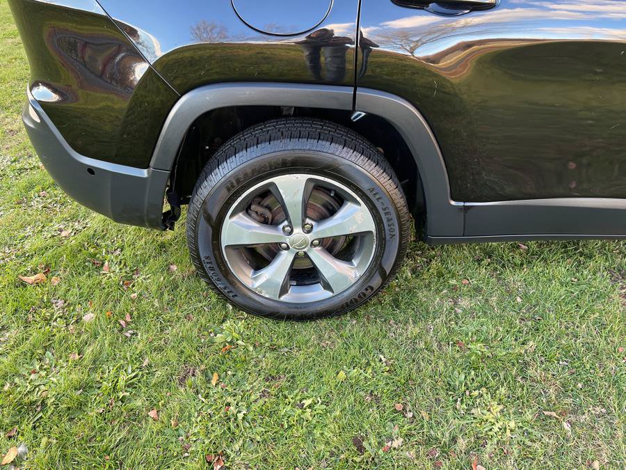 Used 2019 Jeep Cherokee Limited w/ Luxury Group AWD/4WD image 34