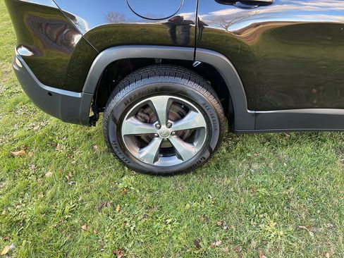 Used 2019 Jeep Cherokee Limited w/ Luxury Group image 34