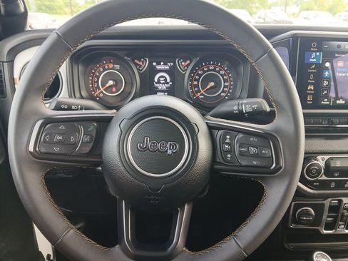 Used 2025 Jeep Gladiator Sport AWD/4WD image 17