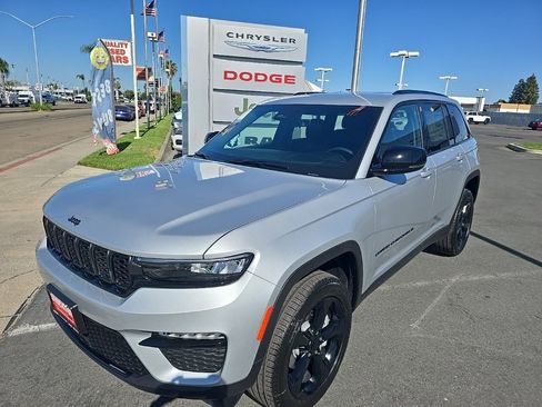 New 2025 Jeep Grand Cherokee Limited w/ Black Appearance Package image 22