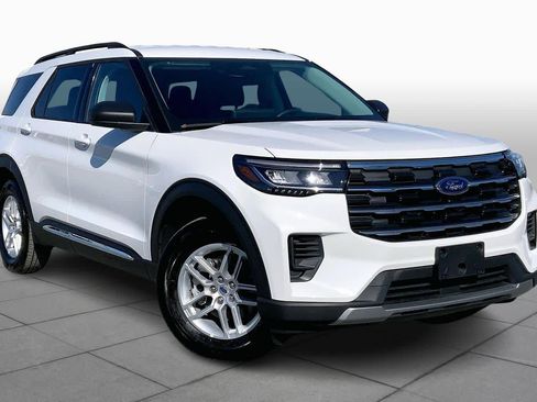 Certified 2025 Ford Explorer Active image 3