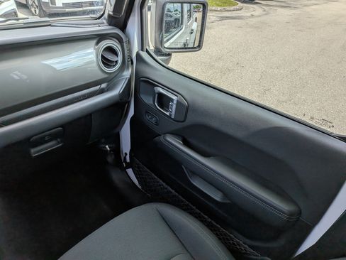 Used 2023 Jeep Gladiator Overland AWD/4WD image 18