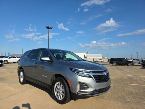Used 2024 Chevrolet Equinox LT image 2