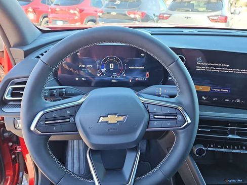 Used 2025 Chevrolet Traverse LT FWD image 23