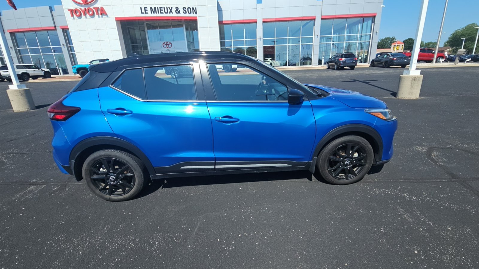 Used 2023 Nissan Kicks SR FWD image 2
