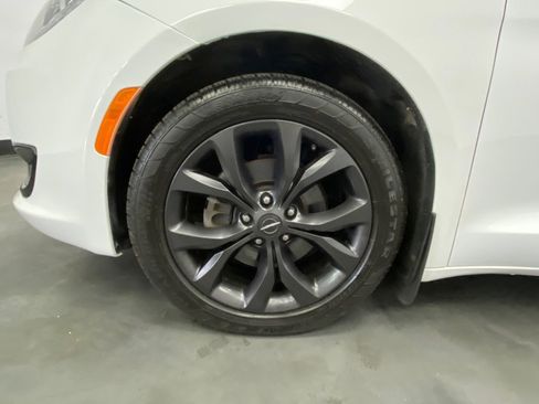 Used 2018 Chrysler Pacifica Limited w/ S Appearance Package image 19