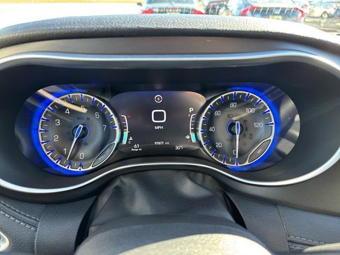 Used 2020 Chrysler Pacifica Limited image 14
