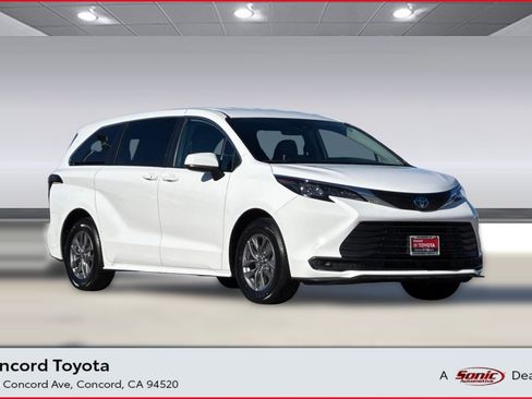 Used 2024 Toyota Sienna LE image 1