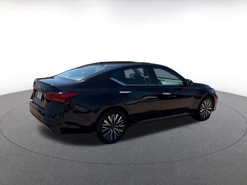 Used 2025 Nissan Altima 2.5 SV FWD image 15
