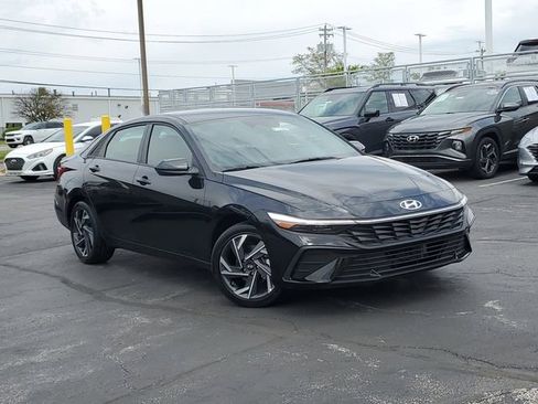 Used 2025 Hyundai Elantra SEL FWD image 31